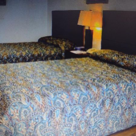Budget Inn & Suites -Super-Ice Cold Spotless Rooms- Door-To-Door Lit Parking & Lowest Price Plus Hbo Max,Spanish Tv, Internet Free!! Freer Bagian luar foto