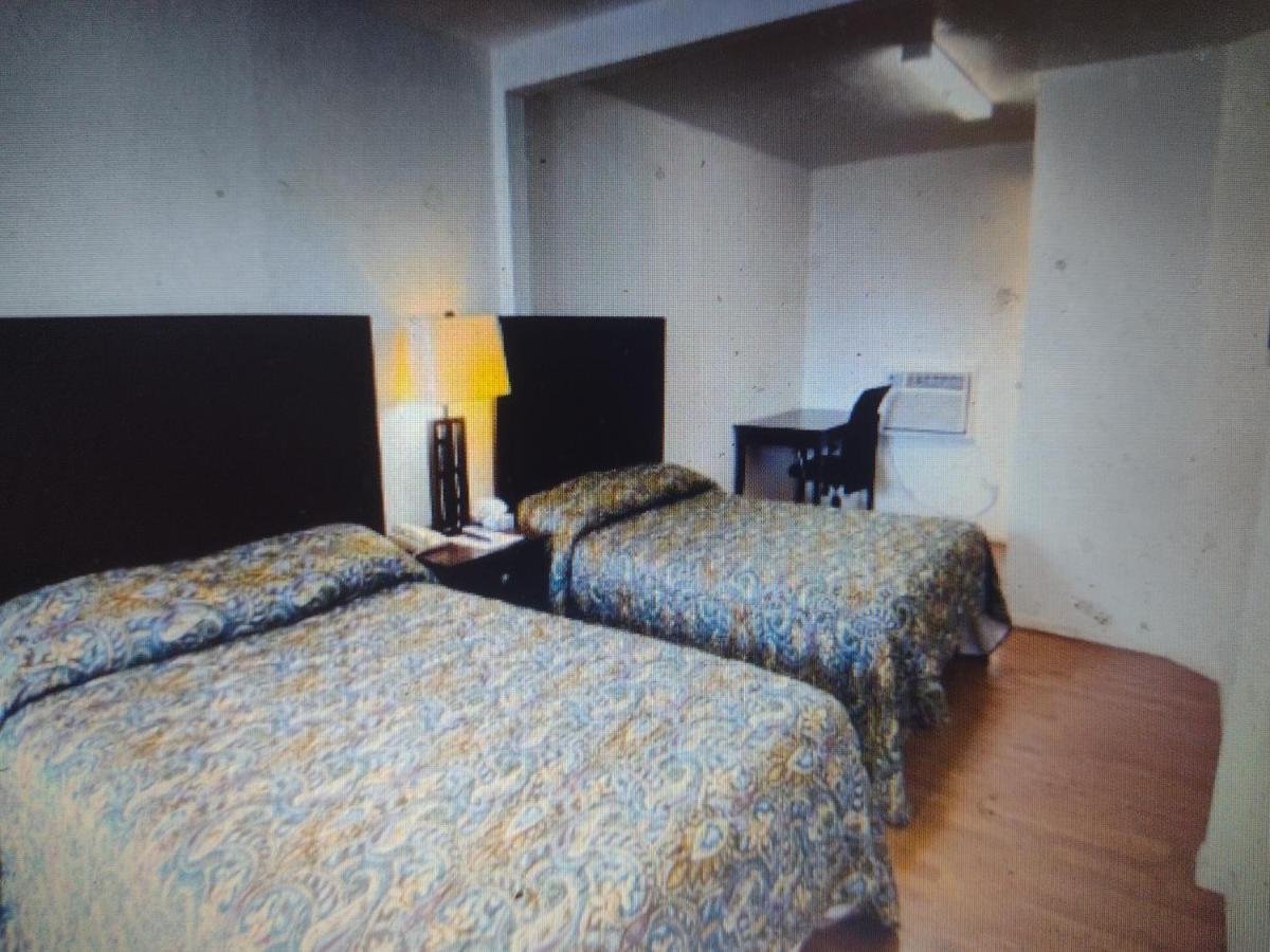 Budget Inn & Suites -Super-Ice Cold Spotless Rooms- Door-To-Door Lit Parking & Lowest Price Plus Hbo Max,Spanish Tv, Internet Free!! Freer Bagian luar foto