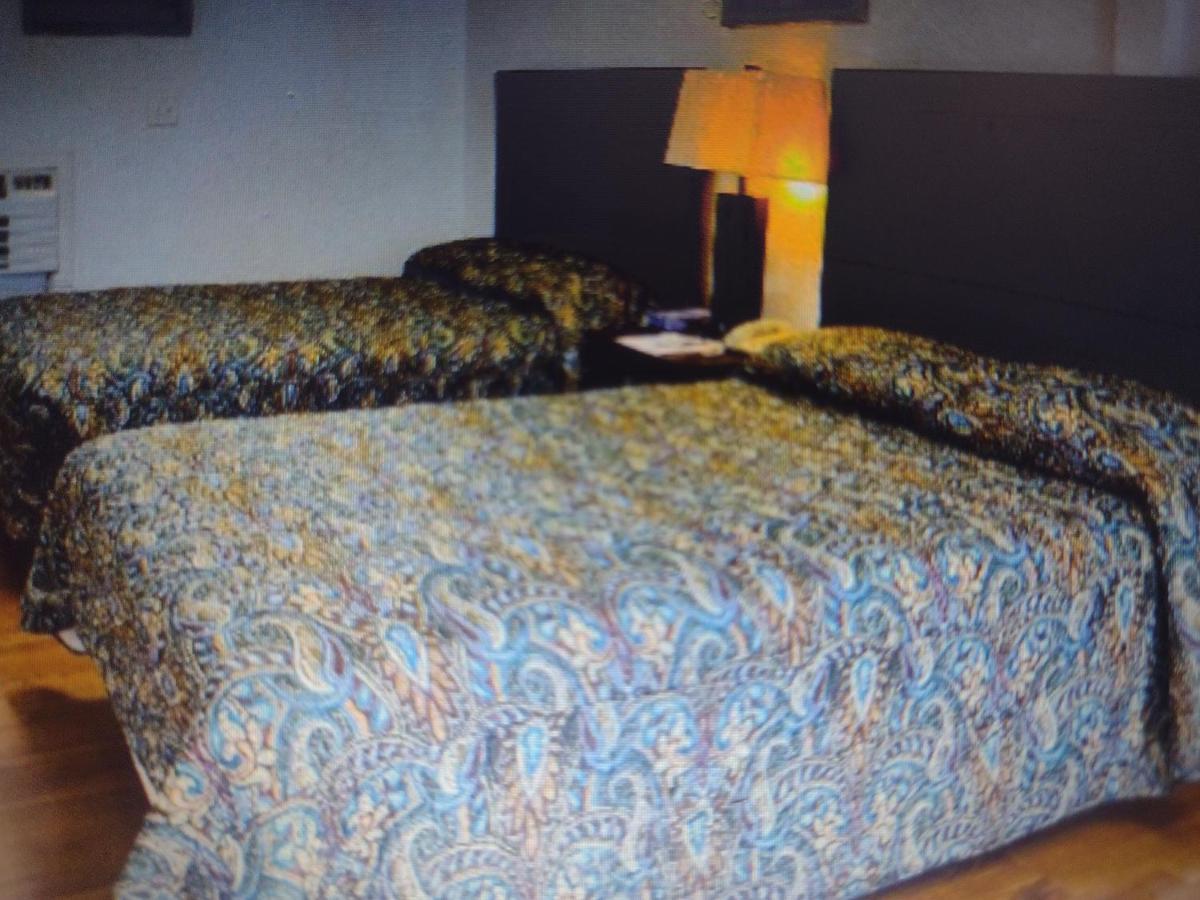 Budget Inn & Suites -Super-Ice Cold Spotless Rooms- Door-To-Door Lit Parking & Lowest Price Plus Hbo Max,Spanish Tv, Internet Free!! Freer Bagian luar foto