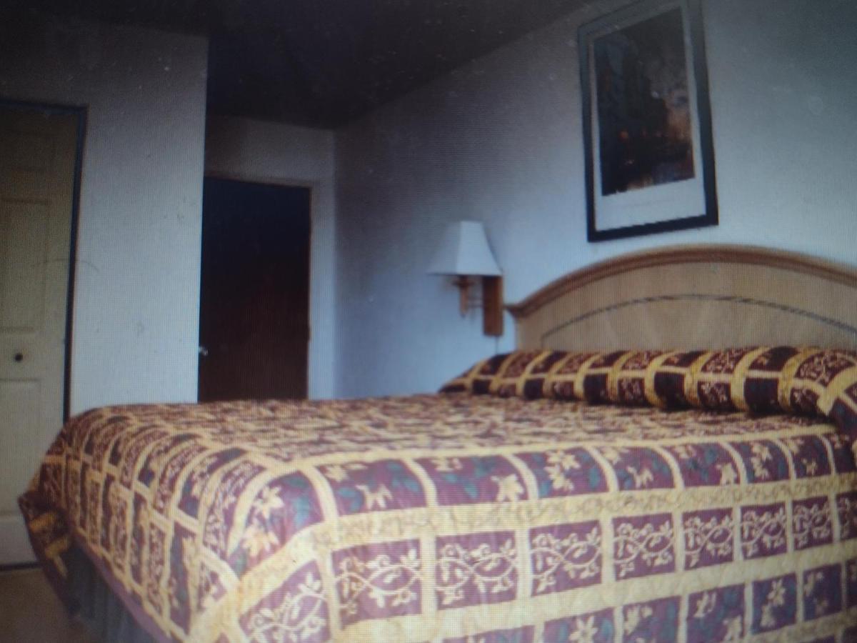 Budget Inn & Suites -Super-Ice Cold Spotless Rooms- Door-To-Door Lit Parking & Lowest Price Plus Hbo Max,Spanish Tv, Internet Free!! Freer Bagian luar foto