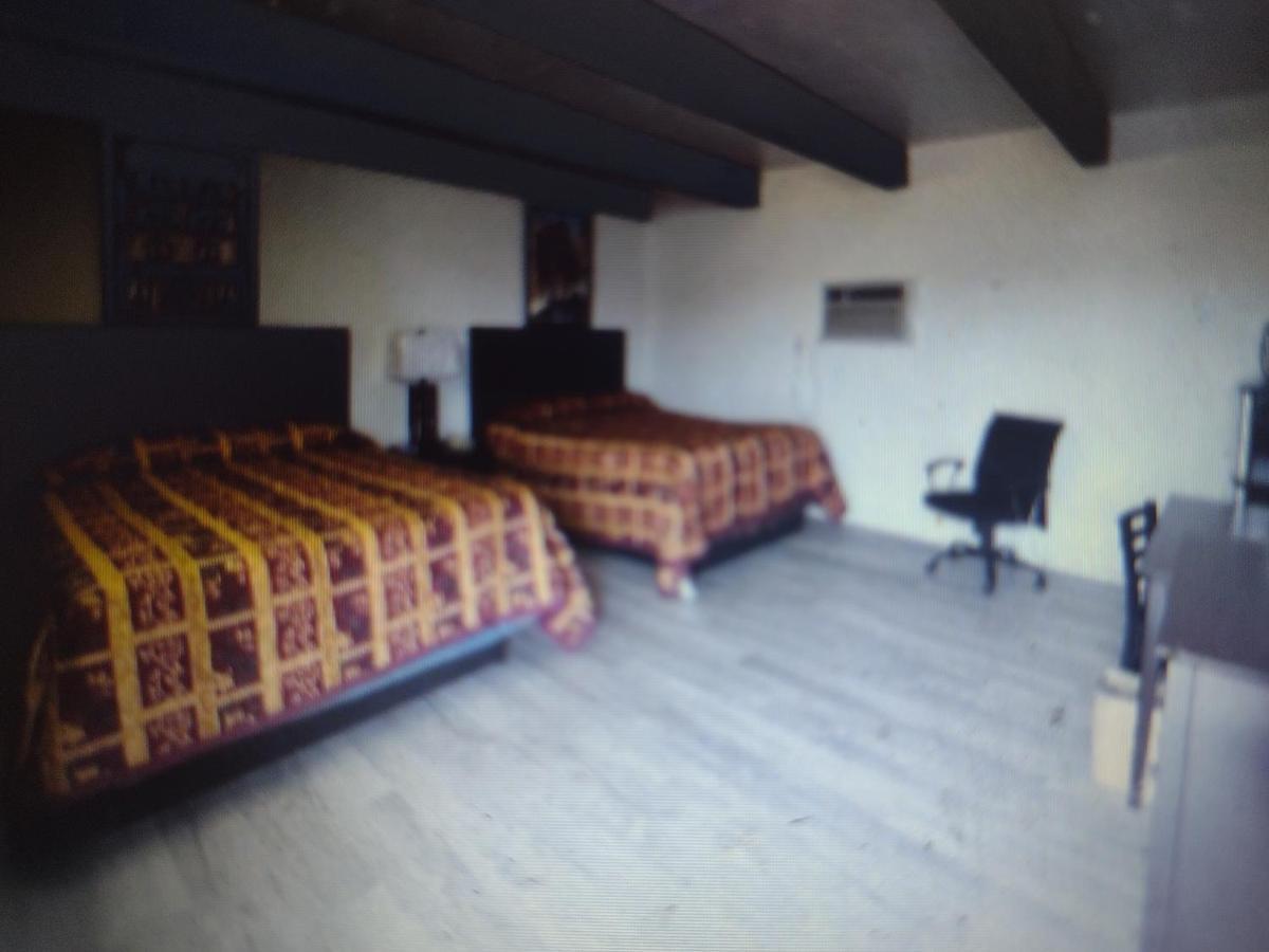 Budget Inn & Suites -Super-Ice Cold Spotless Rooms- Door-To-Door Lit Parking & Lowest Price Plus Hbo Max,Spanish Tv, Internet Free!! Freer Bagian luar foto